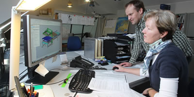 Mitarbeiter der TWM Faber GmbH vor Konstruktion eines 3D-Modells am Computer